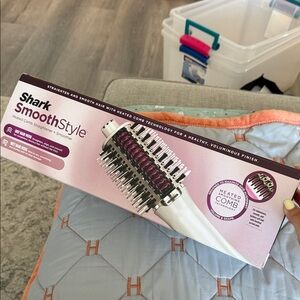 Shark SmoothStyle Heated Comb Straightener - Pink/White